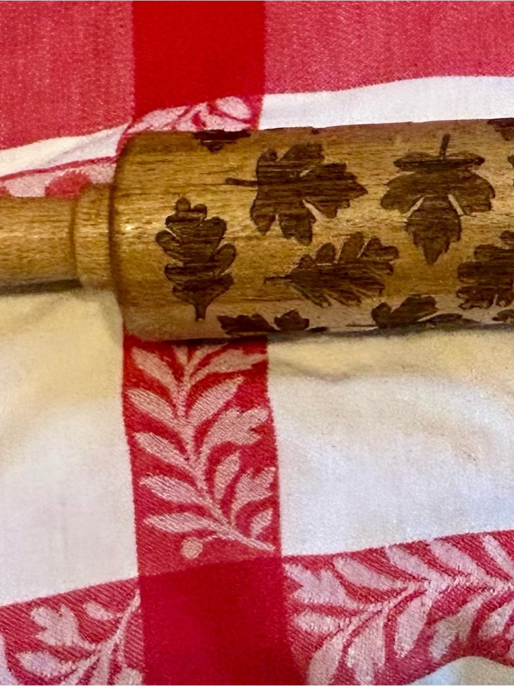 Leaf pattern embossed rolling pin